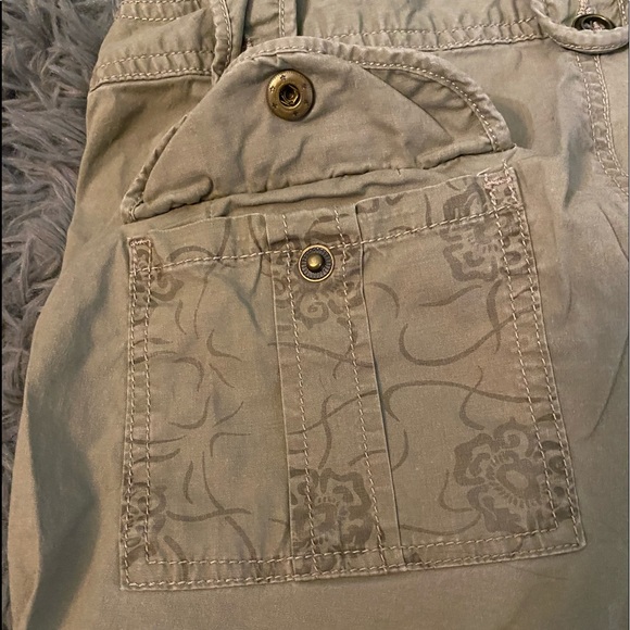 Apt 9 Tan/Camel green cargo capri - Picture 6 of 11